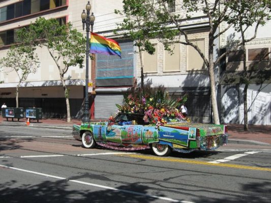 Un'auto stravagante per le strade di San Francisco