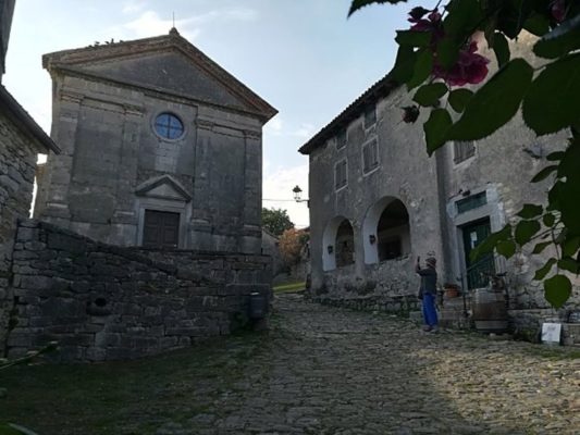 La chiesa parrocchiale di Hum (Colmo) in Istria Croazia