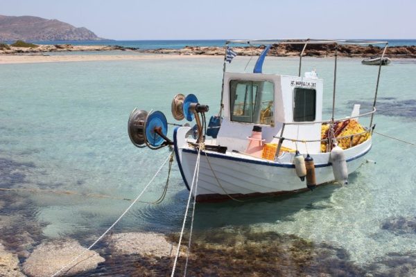 Barca pescatori sulla spiaggia di Elafonísi a Creta