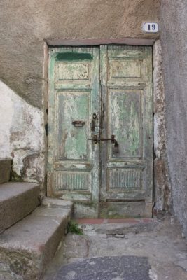 Porta di una vecchia abitazione a Giglio Castello in Toscana