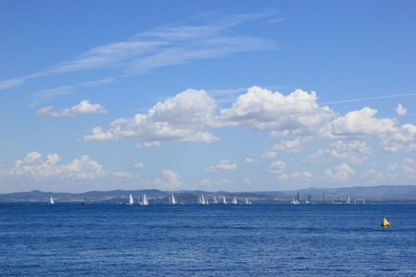 Imbarcazioni a vela a Porto Santo Stefano in Toscana