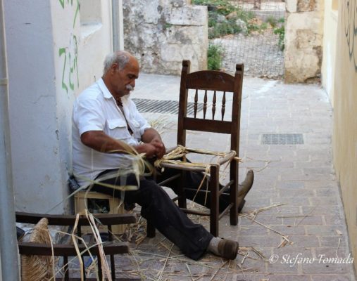 Impagliatore di sedie a Chania