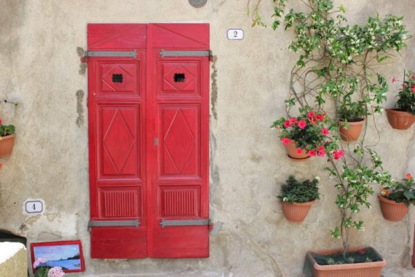 Ingresso di una abitazione a Giglio Castello in Toscana