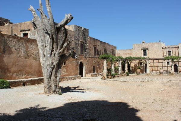 Il cortile interno del monastero di Arkadíou a Creta