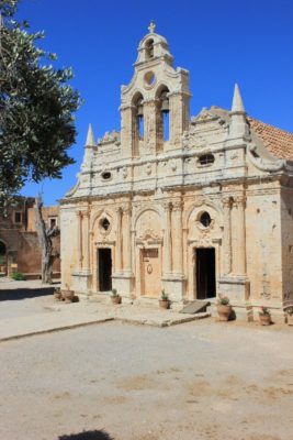 La facciata della chiesa del monastero di Moní Arkadíou a Creta