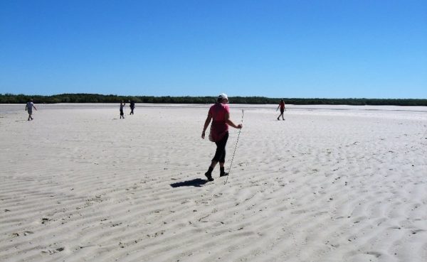 Pesca dei granchi sulla spiaggia di Mudnunn nel Western Australia