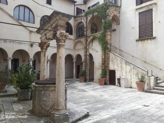 Cortile di Palazzo Orsini a Pitigliano in Toscana