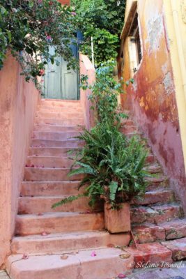 Le scale esterne di una abitazione a Chania