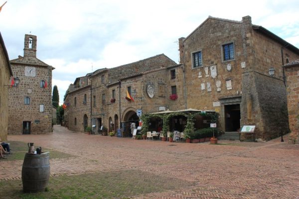 Il centro storico di Sovana in Toscana