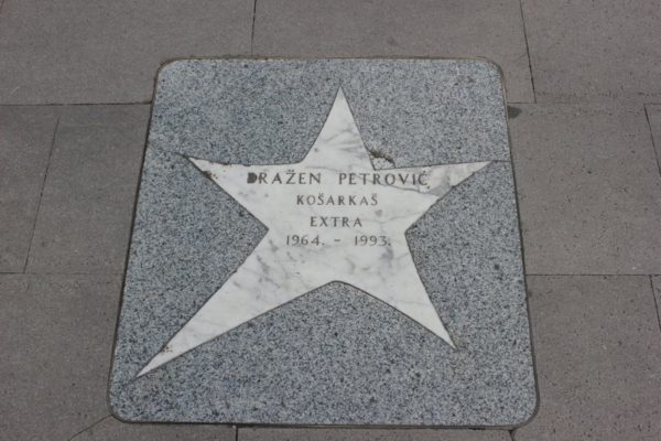 La stella dedicata a Dražen Petrović sulla walk of fame a Opatija