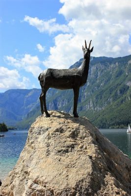 Il monumento al camoscio Zlatorog sul Lago di Bohinj