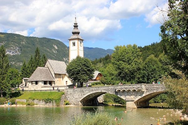 La chiesa di San Giovanni Battista al Lago di Bohinj