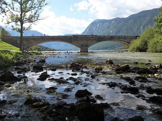 Il ponte in pietra di Ribčev Laz sul Lago di Bohinj