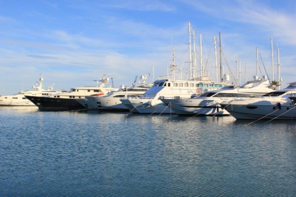 Yacht ormeggiati nella Real Marina di Valencia