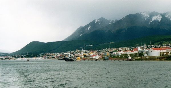 Panorama di Ushuaia visto dal Canale di Beagle