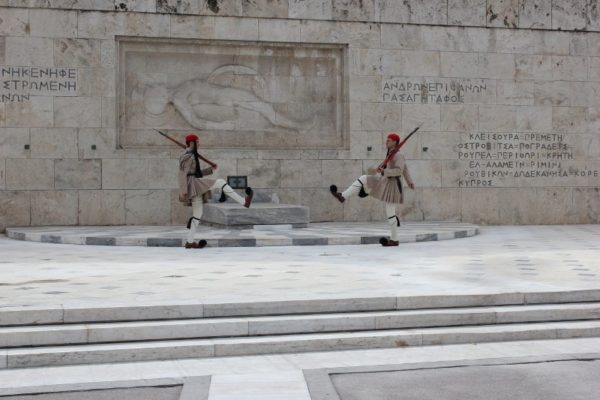 Il cambio della guardia al Parlamento di Atene