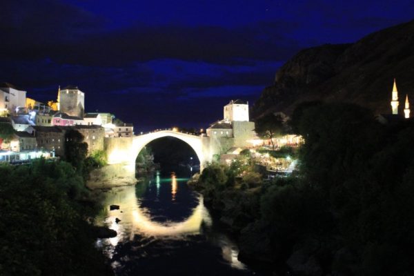 Veduta notturna Ponte Vecchio Mostar