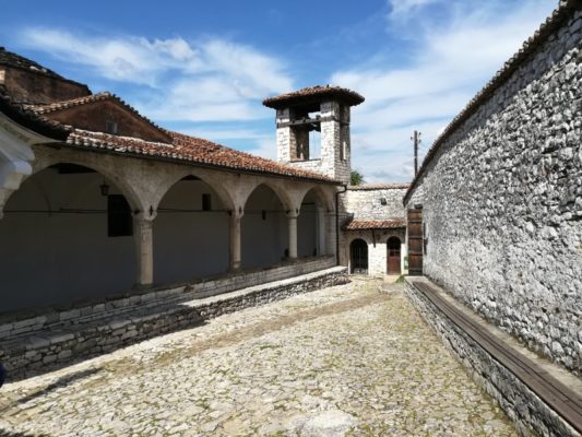 Cortile della chiesa della Dormizione di Maria a Berat