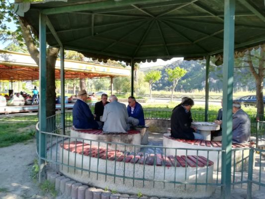 Anziani che giocano a domino a Berat in Albania