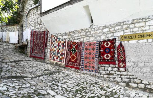 Tessuti nei vicoli di Kalaja a Berat in Albania