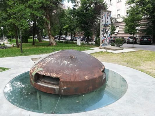 Bunker e Muro di Berlino a Tirana