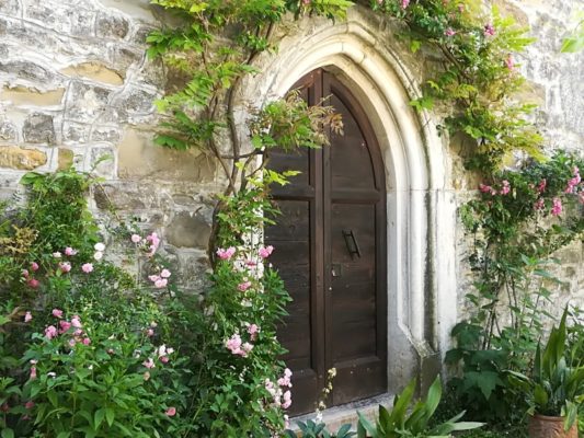 Porta di ingresso alla chiesa dei Santi Pietro e Paolo a Centa