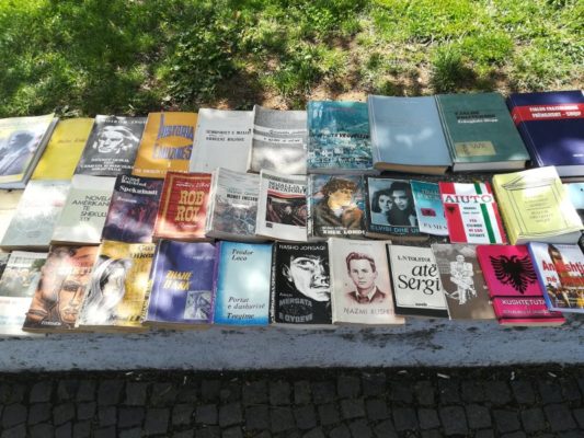 Mercatino ambulante di libri a Tirana