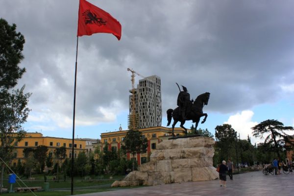 Il monumento a Skanderbeg a Tirana