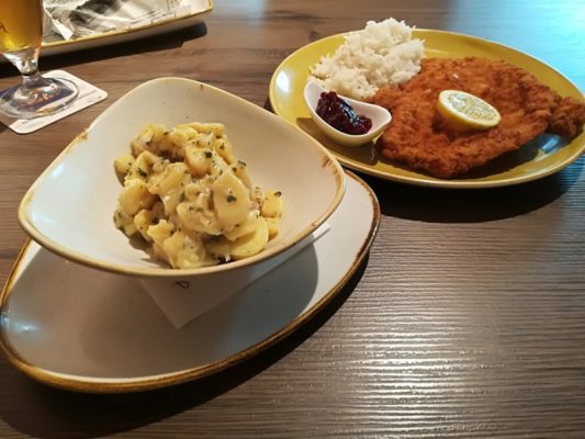 Wiener Schnitzl mit Reis & Kartoffelsalat Franz Streetfood