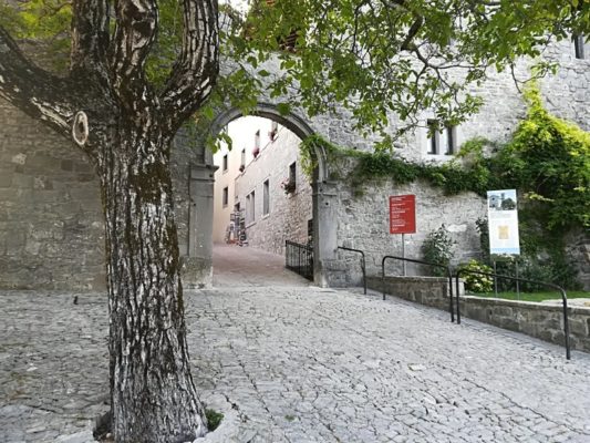 Porta di ingresso al borgo di Castelmonte