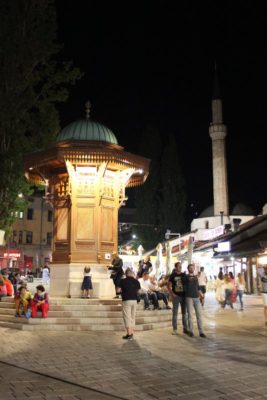 Veduta notturna Sebilj a Sarajevo