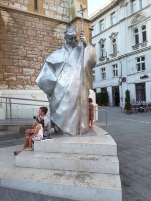 Statua di Papa Giovanni Paolo II Cattedrale Cattolica a Sarajevo