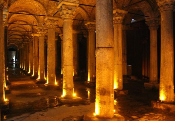 Interno della Cisterna Basilica a Istanbul