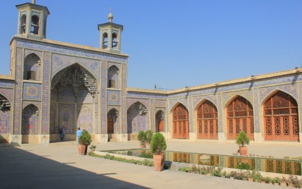 Il cortile interno della Moschea Rosa a Shiraz in Iran