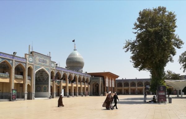 Il cortile del Aramgah-e Shah-e Cheragh a Shiraz in Iran