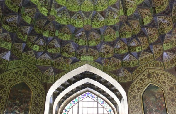 Le decorazioni del soffitto del Museo Pars a Shiraz in Iran