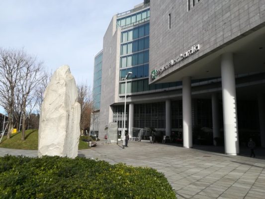 Ingresso a Palazzo Lombardia a Milano