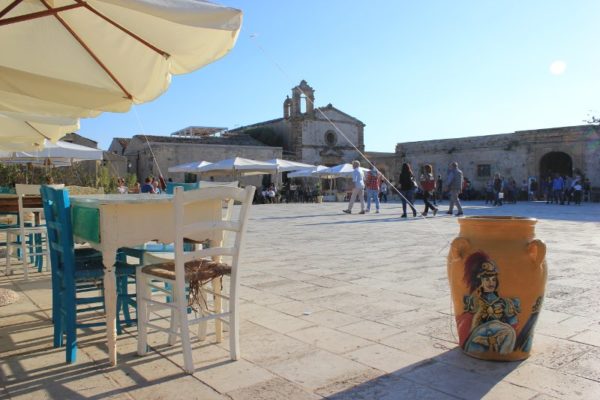 Piazza Regina Margherita a Marzamemi in Sicilia