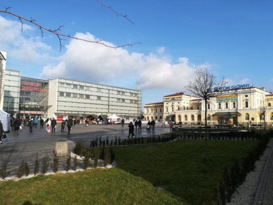 Nuova e vecchia stazione treni Cracovia