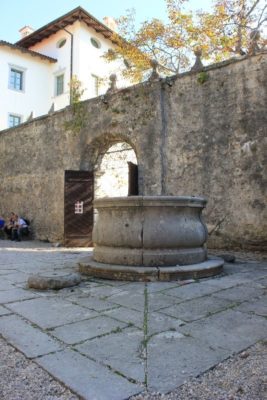 Pozzo in pietra nel cortile del Castello di Štanjel