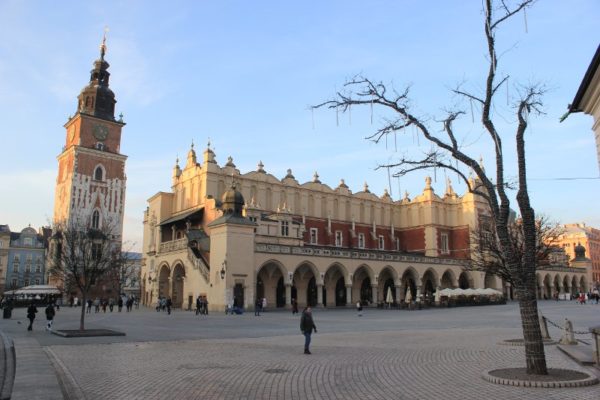 Il mercato dei tessuti e la torre del Municipio a Cracovia