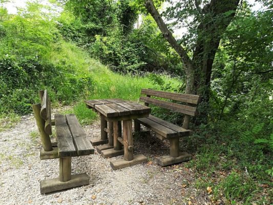 Panchina e tavolo in legno lungo il sentiero delle Vigne Alte