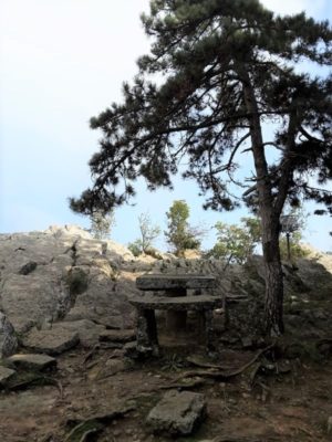 Una panchina lungo il Passo delle Streghe a San Marino