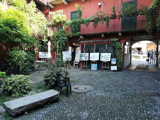 Il Cortile degli Artisti sul Naviglio Grande a Milano