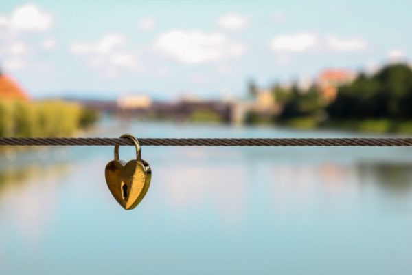 Lucchetto dell'amore su un ponte di Maribor in Slovenia