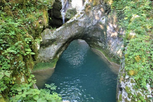 Il ponte naturale in pietra di Krčnik nel Brda in Slovenia