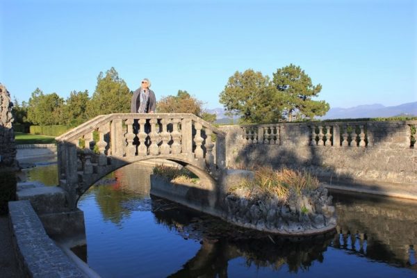 Ponticello in pietra nel giardino di Villa Ferrari a Štanjel in Slovenia