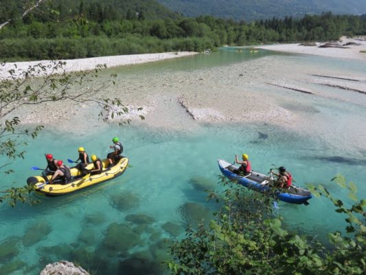 Rafting sul fiume Isonzo nei pressi di Bovec in Slovenia