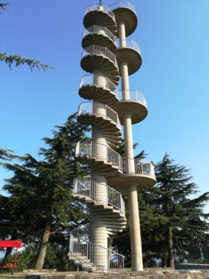 La torre panoramica di Gonjače nel Brda in Slovenia