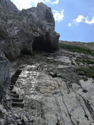 Gradoni in legno lungo il sentiero Spinotti Alpi Carniche